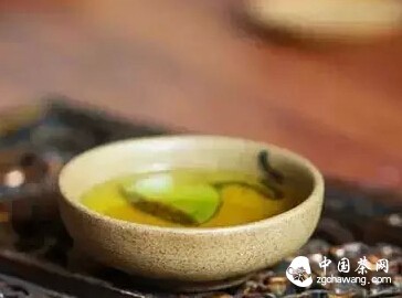 低調(diào)的人，一輩子像喝茶。 水是沸的，心是靜的。