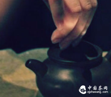 午夜，與一杯茶獨(dú)坐