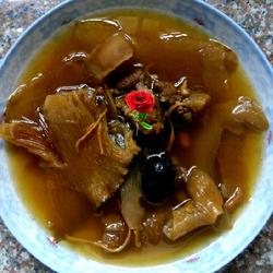 魚(yú)翅花膠湯