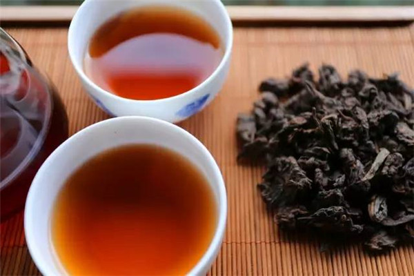 越年長(zhǎng)越愛(ài)喝黑茶（黑茶對(duì)老人的作用）