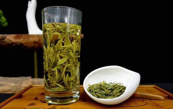 綠茶的沖泡時(shí)間，2-3分鐘（中低檔綠茶用100℃水沖泡）