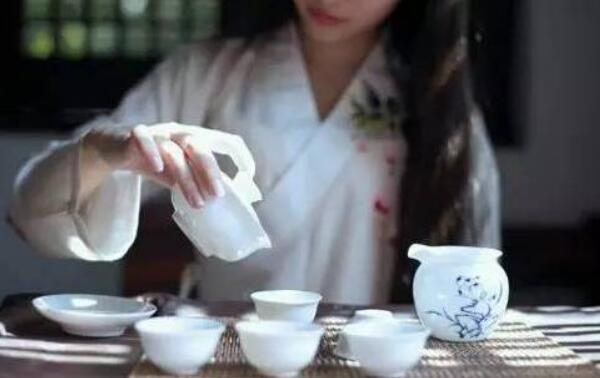 秋季喝什么茶，菊花茶去火、青茶潤(rùn)喉、紅茶養(yǎng)陽(yáng)氣