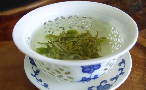 日照綠茶的特點(diǎn)，比普通綠茶更大（沖泡茶水顏色更深）