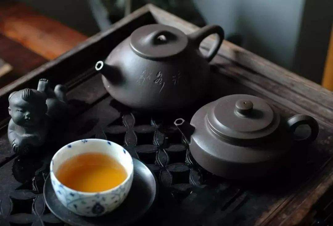 為什么普洱茶表面會有白霜？